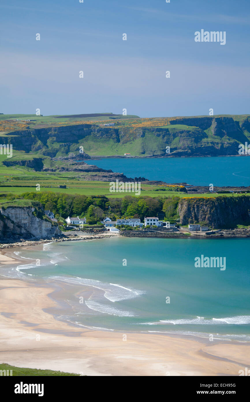 Vista sul parco bianco Bay e Portbraddan, Causeway Coast, County Antrim, Irlanda del Nord. Foto Stock