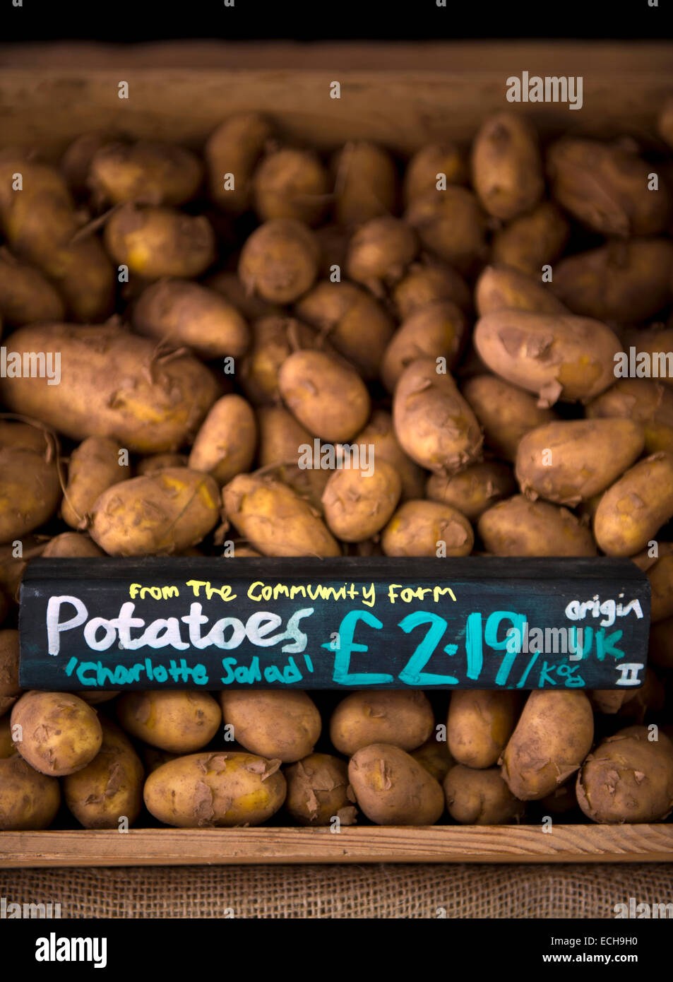 Localmente coltivato patate da una comunità farm in un supermercato organico REGNO UNITO Foto Stock