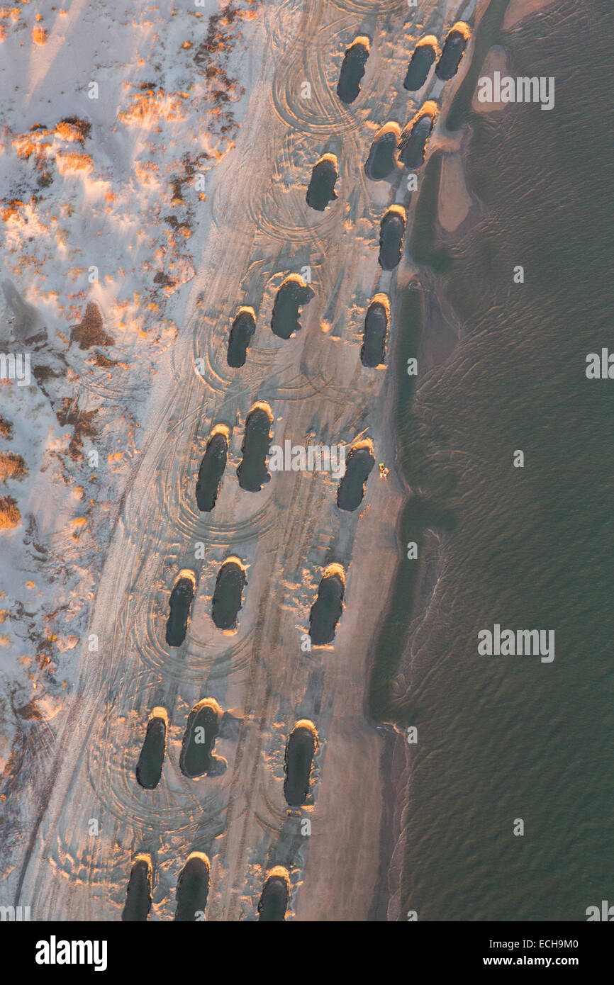 Vista aerea del gigante buchi nella sabbia durante una spiaggia progetto di restauro a frenare il processo di erosione in Charleston, Sc Foto Stock