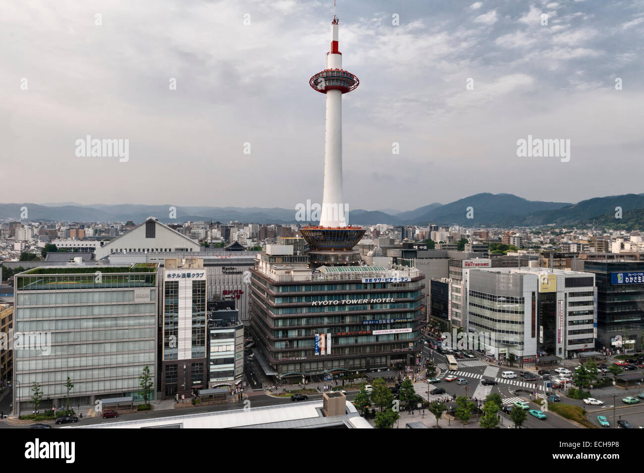 Kyoto, Giappone. Una vista del centro città e della Torre di Kyoto (costruita nel 1963) da 131 metri dalla terrazza sopra la stazione ferroviaria Foto Stock