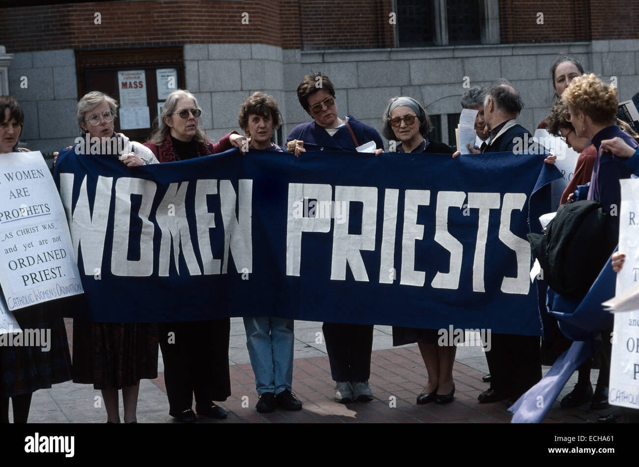 Protesta donna cattolica contro la restrizione delle donne non possono essere ammessi ad essere ordinato sacerdote nella chiesa Foto Stock