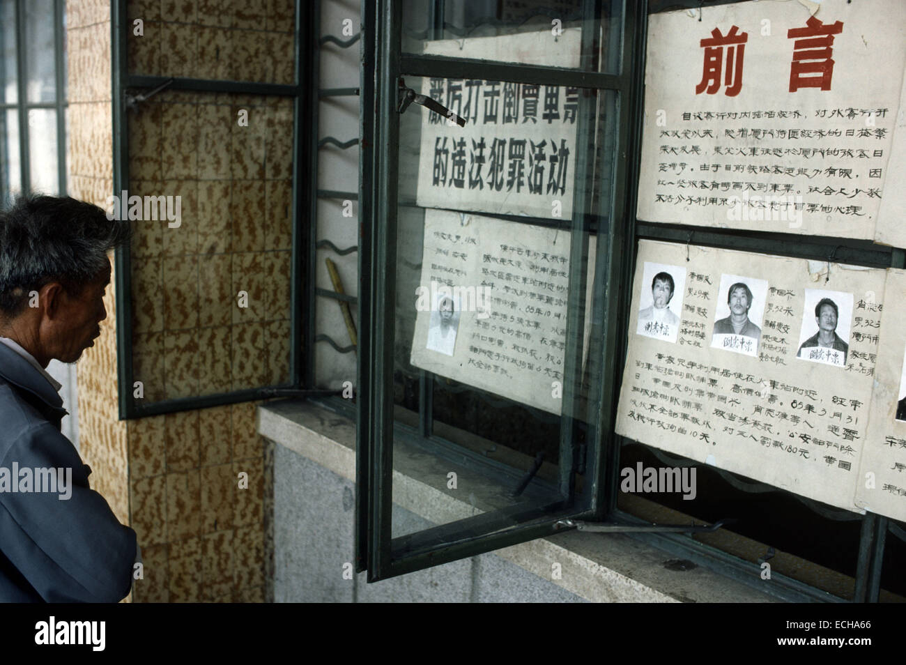 Cina poster di criminali che descrivono la loro convinzione Foto Stock