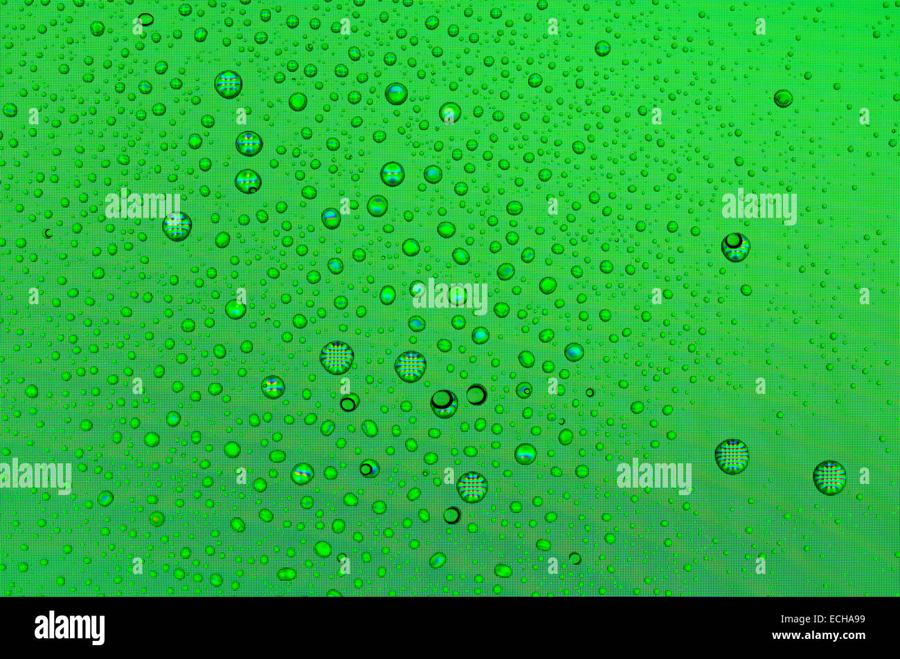 Le goccioline di acqua sullo schermo di un computer. Modelli astratti un essere utili per gli sfondi e sfondi. Foto Stock