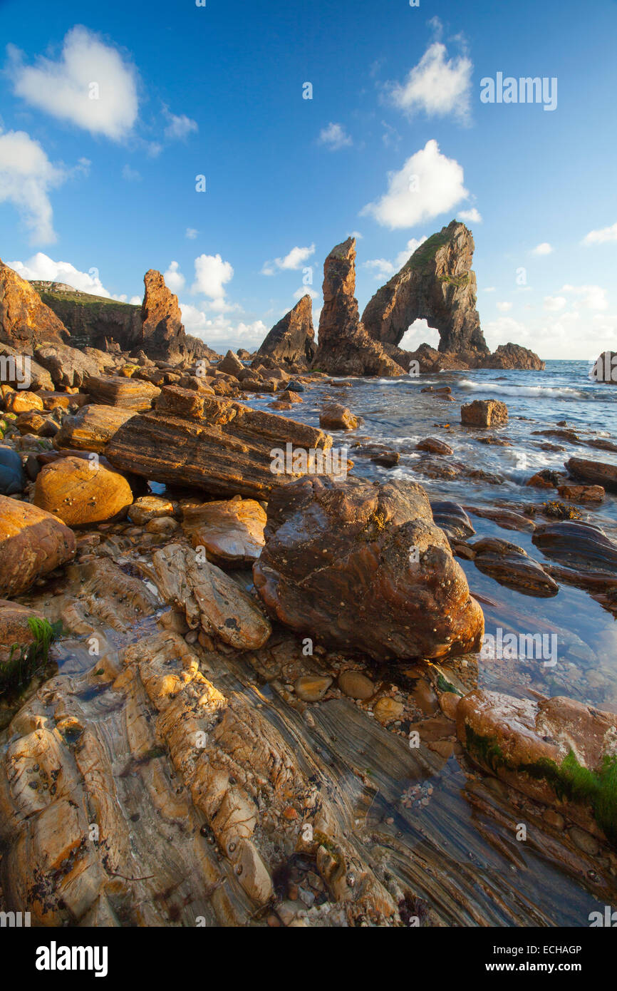 Luce della Sera sulle formazioni rocciose della testa Crohy, County Donegal, Irlanda. Foto Stock