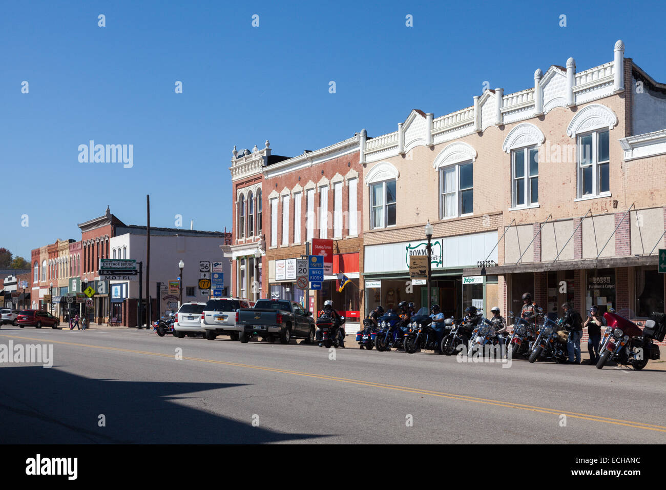 Bikers lasciando una taverna in Consiglio Grove, Kansas Foto Stock