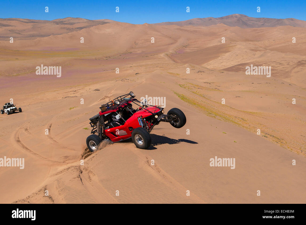 Baja 1000 vetture da gara da 'il gentleman driver' azienda negoziando una duna di sabbia nel deserto di Atacama. Il Cile. Foto Stock