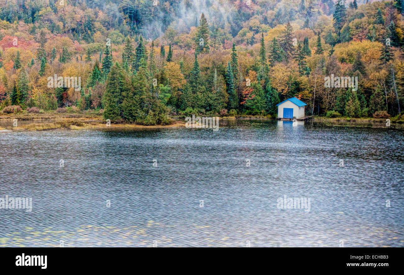 Il Boathouse su un lago del nord in un colorito autunno scena Foto Stock