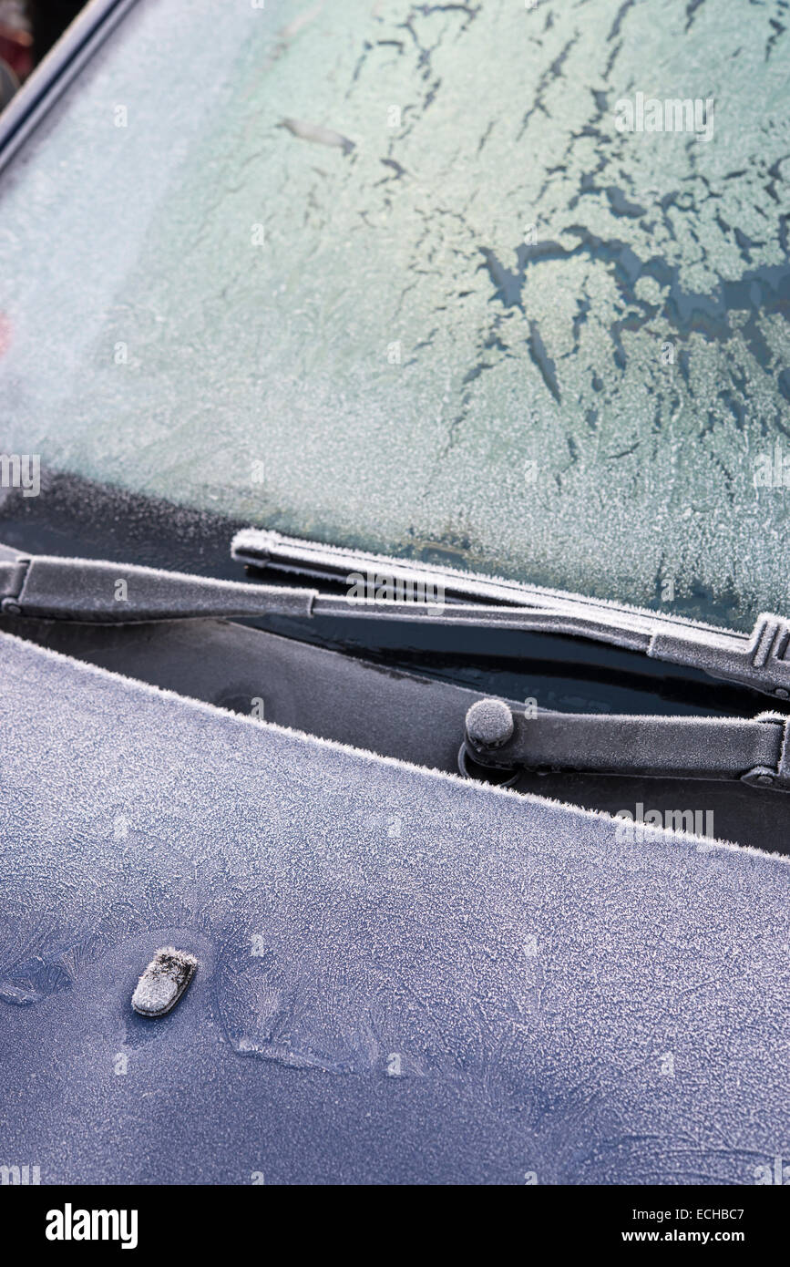 La brina su di un parabrezza di automobile su una fredda mattina di inverno in Inghilterra. Foto Stock