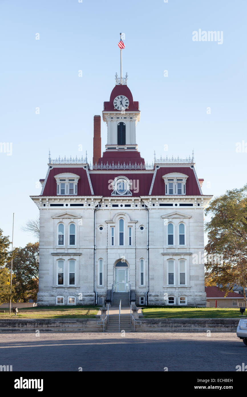 Chase County Courthouse, nativo di calcare, pioppi neri americani cade, in selce colline del Kansas. Più antico courthouse in uso in KS. Foto Stock