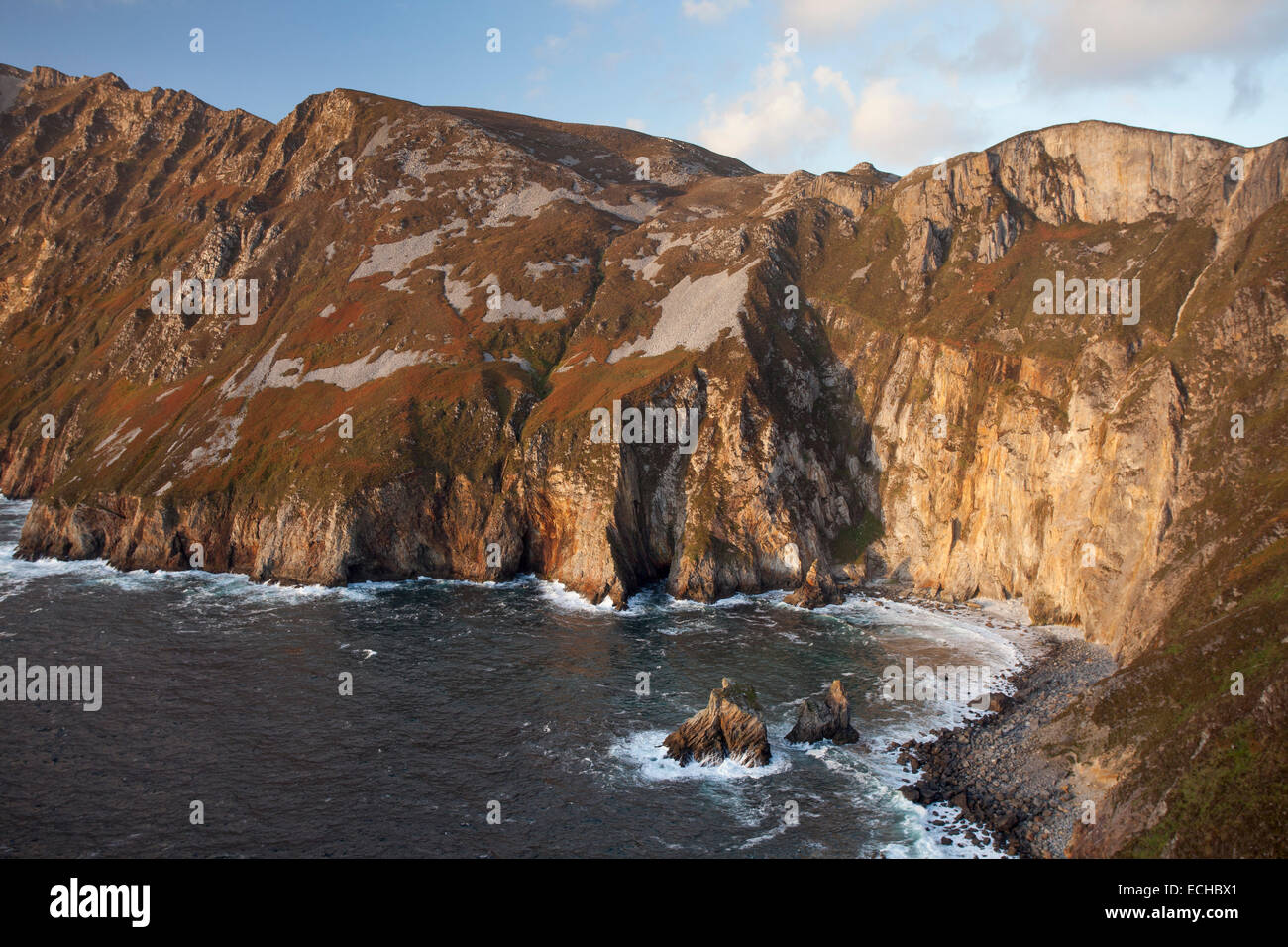 Vista serale della Slieve League scogliere da Bunglass, County Donegal, Irlanda. Foto Stock