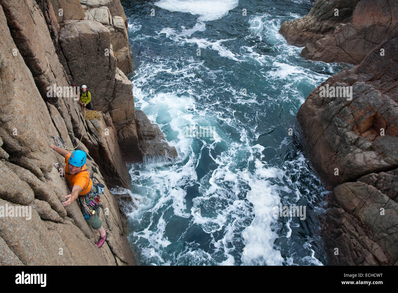 Iain Millar - una guida di montagna professionale - arrampicata su una pila di mare vicino a Gweedore, County Donegal, Irlanda. Foto Stock