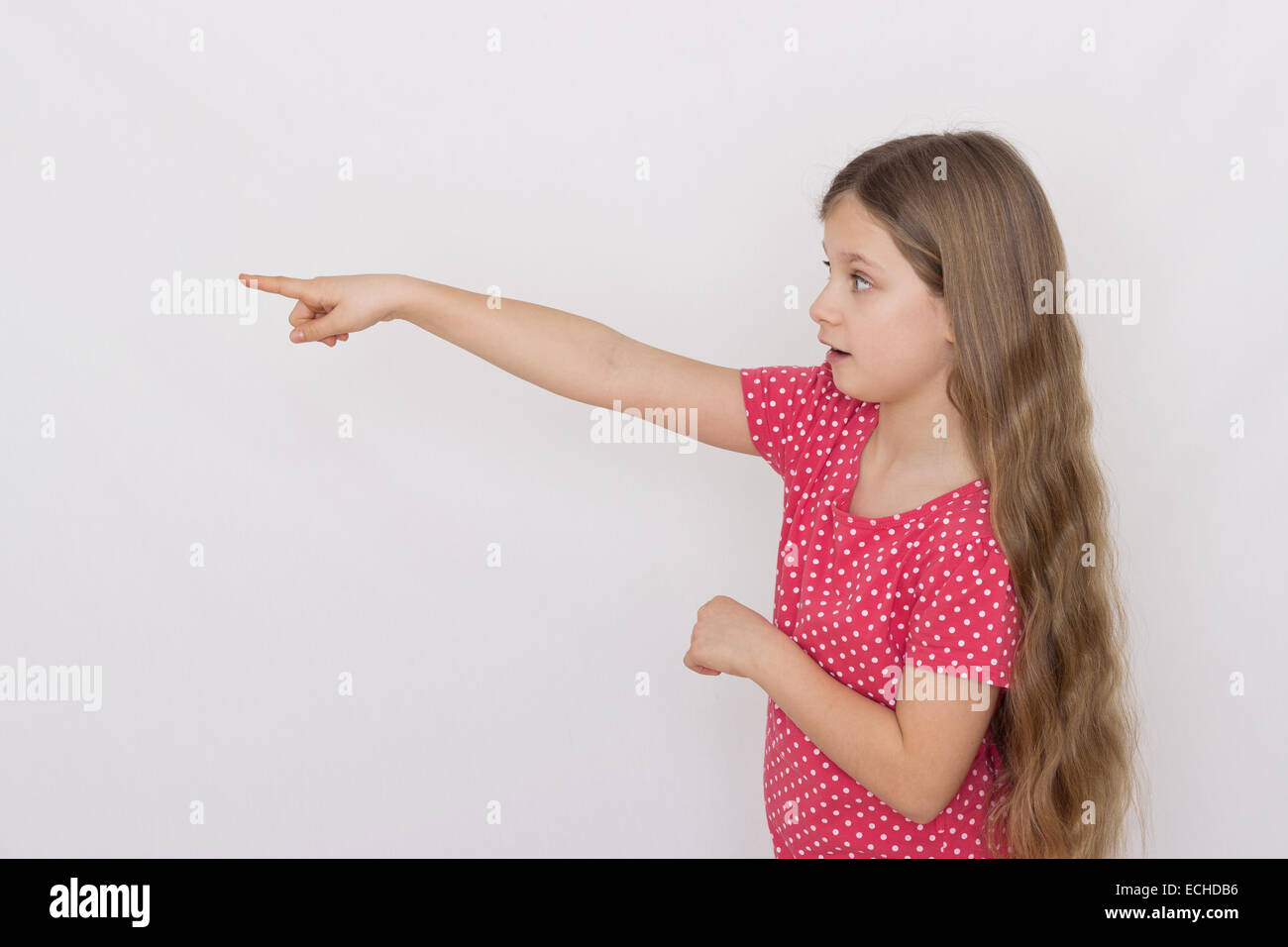 Una ragazza mostra il dito indice in avanti Foto Stock
