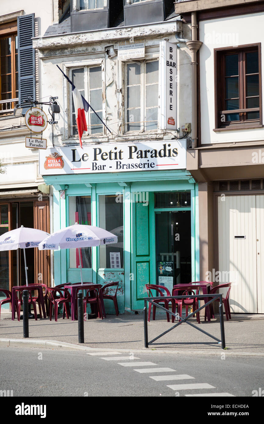 Un piccolo tipicamente francese cafe bar La Petite Paradis in Abbeville Foto Stock