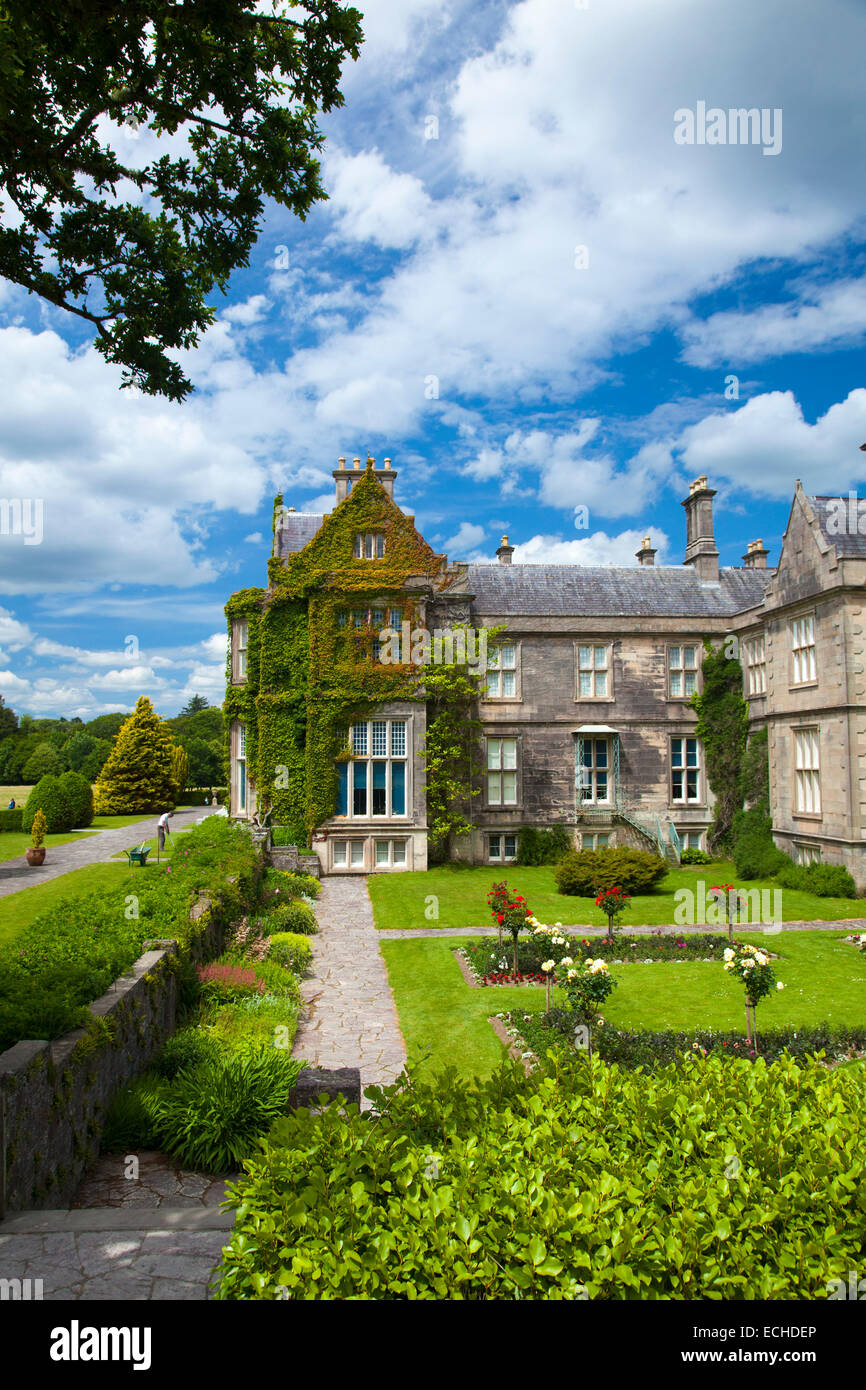 Muckross House e giardini, Parco Nazionale di Killarney, nella contea di Kerry, Irlanda. Foto Stock