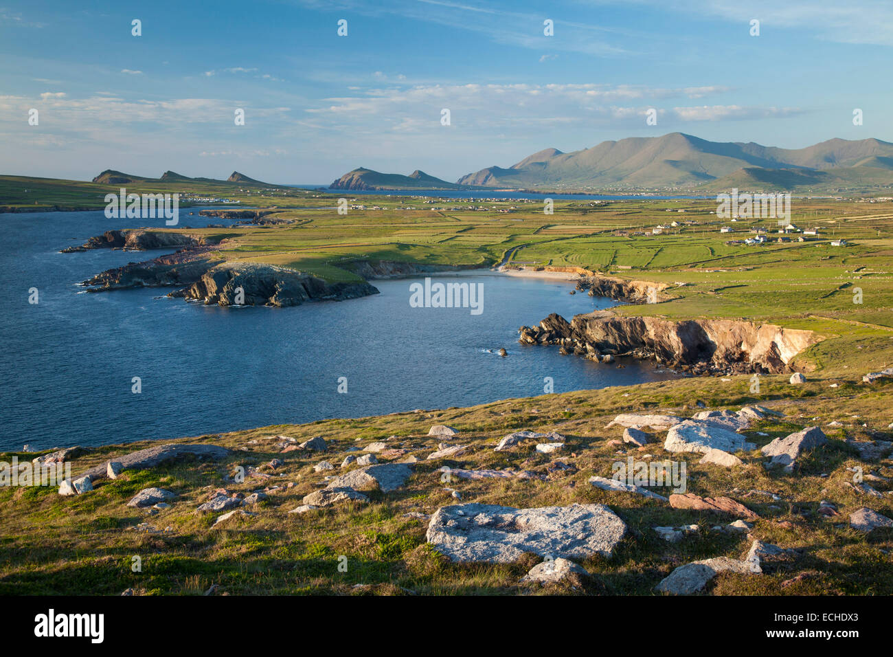 Vista di Brandon Mountain e la penisola di Dingle dalla testa di Clogher, nella contea di Kerry, Irlanda. Foto Stock