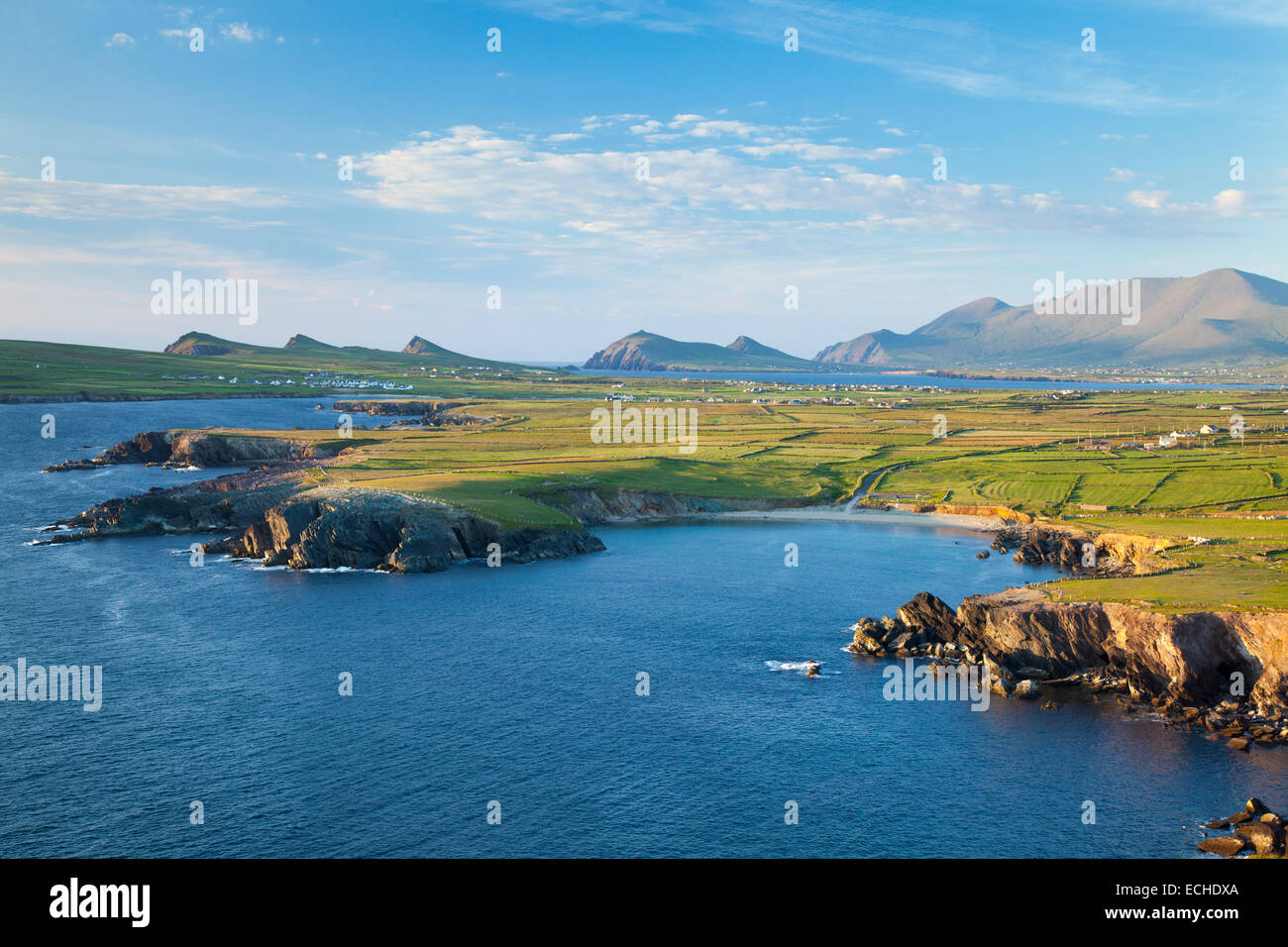 Vista di Brandon Mountain e la penisola di Dingle dalla testa di Clogher, nella contea di Kerry, Irlanda. Foto Stock