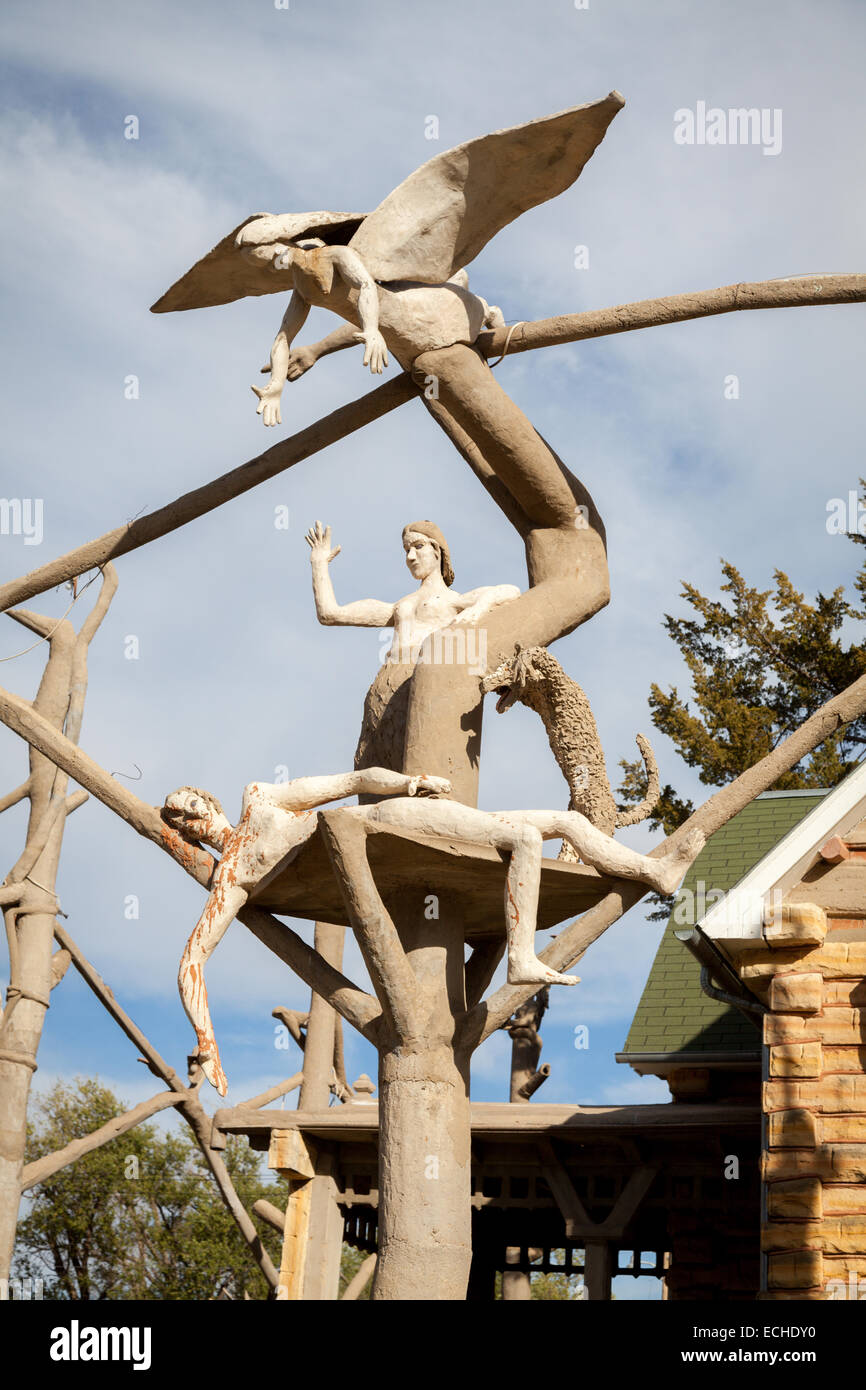 S. P. Dinsmoor populista del veggente outsider arte scultura 'giardino di Eden" in Lucas, Kansas. Questa mostra Caino il corpo morto, Foto Stock