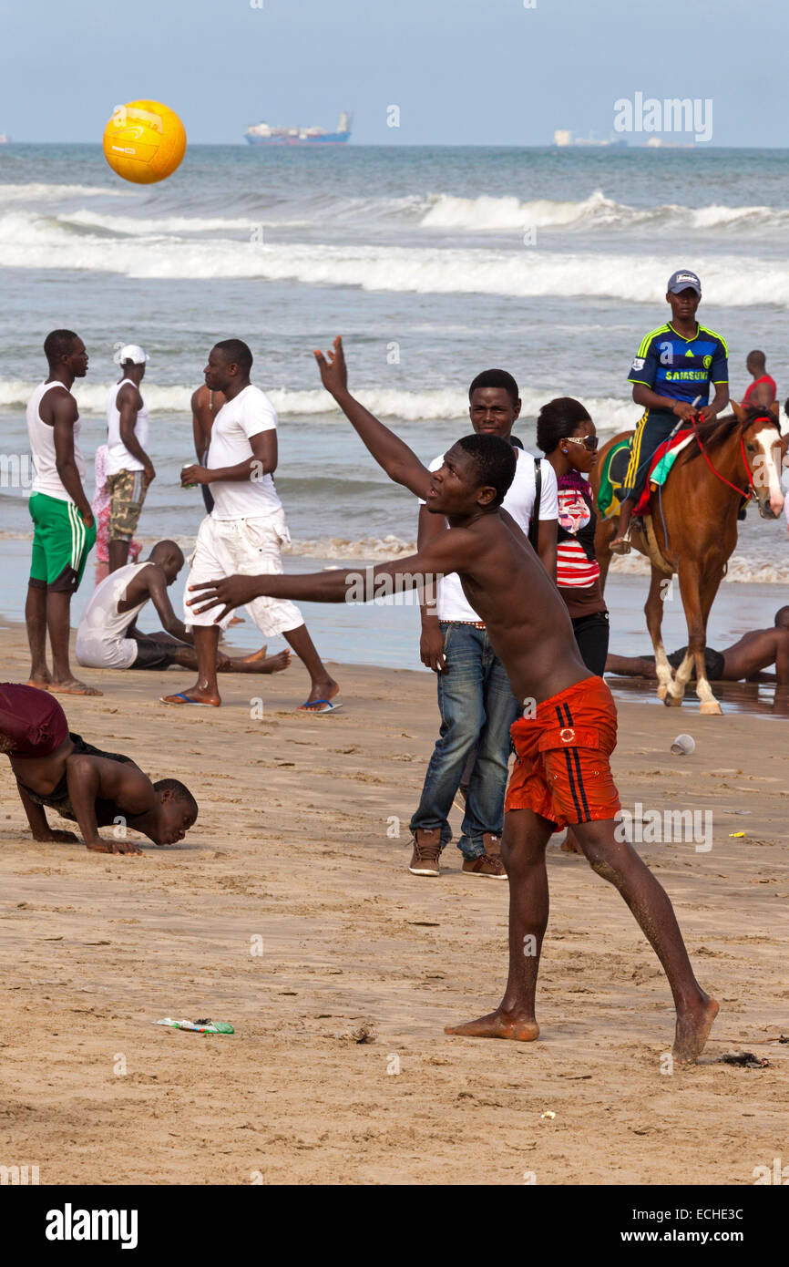 Calcio sulla spiaggia Labadi, Accra, Ghana, Africa Foto Stock