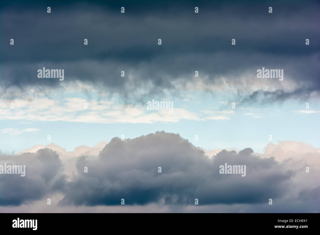Raro fenomeno meteorologico orizzontali di cielo blu Patch In nuvole di tempesta Foto Stock