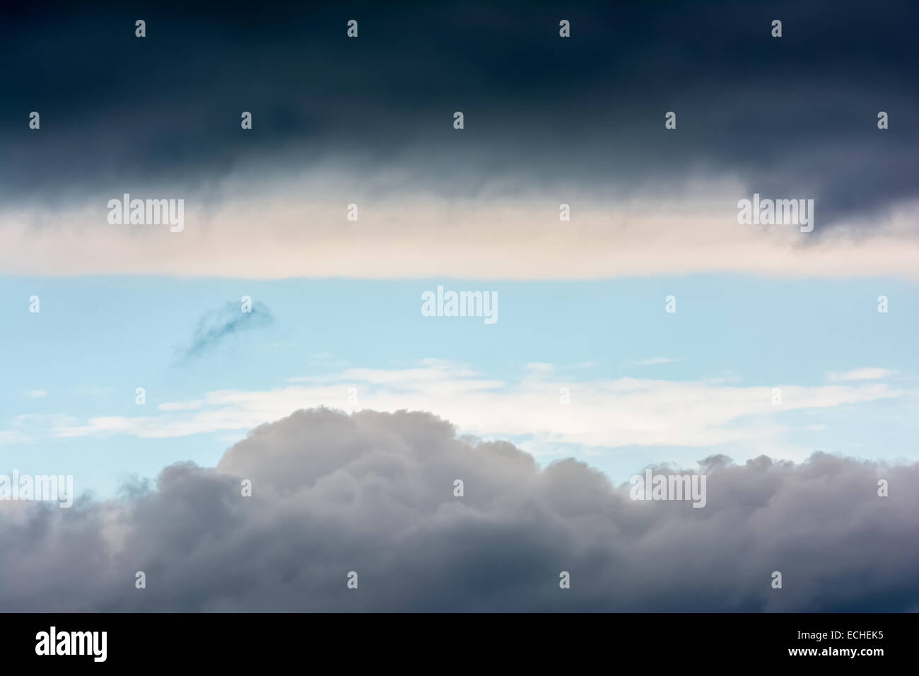 Raro fenomeno meteorologico orizzontali di cielo blu Patch In nuvole di tempesta Foto Stock