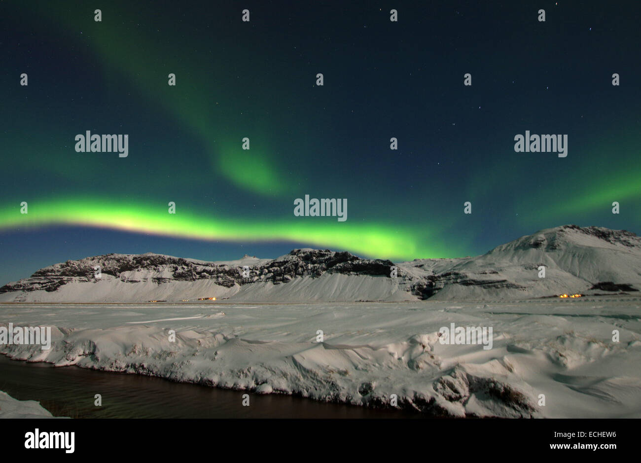 Magnifico verde e rosa Northern Lights visualizzazione nel sud dell'Islanda Foto Stock