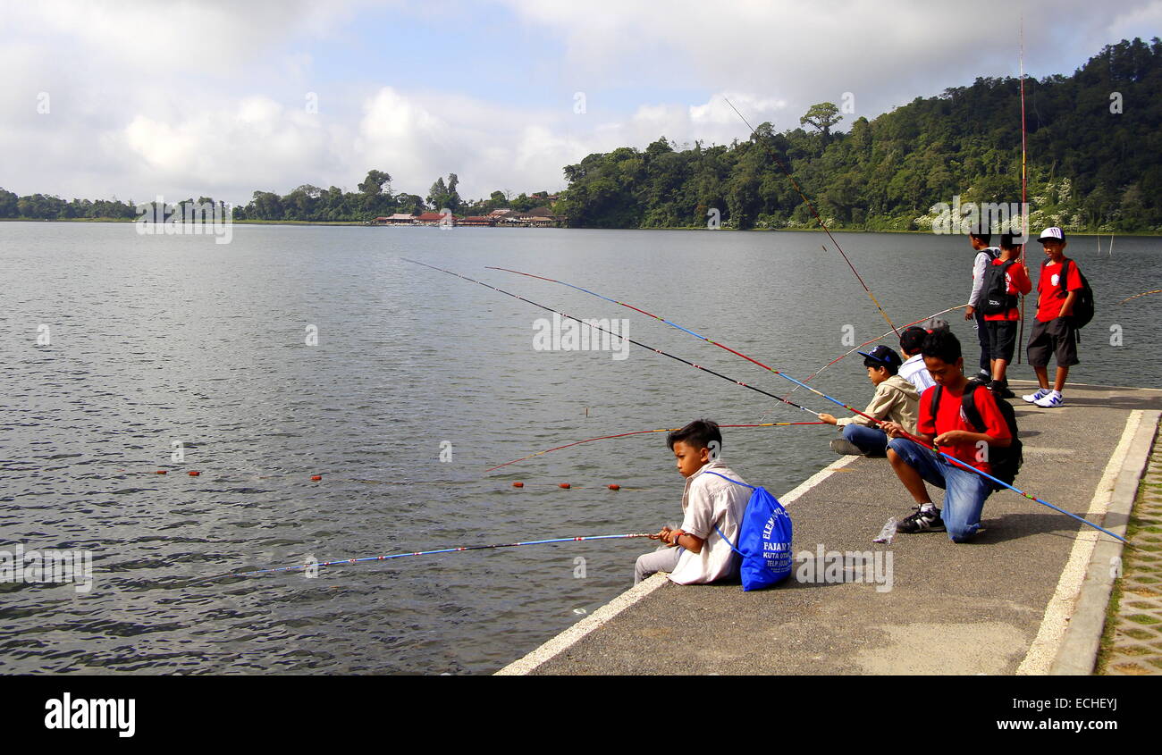 I bambini aventi la pesca divertimento al lago beratan bali Foto Stock