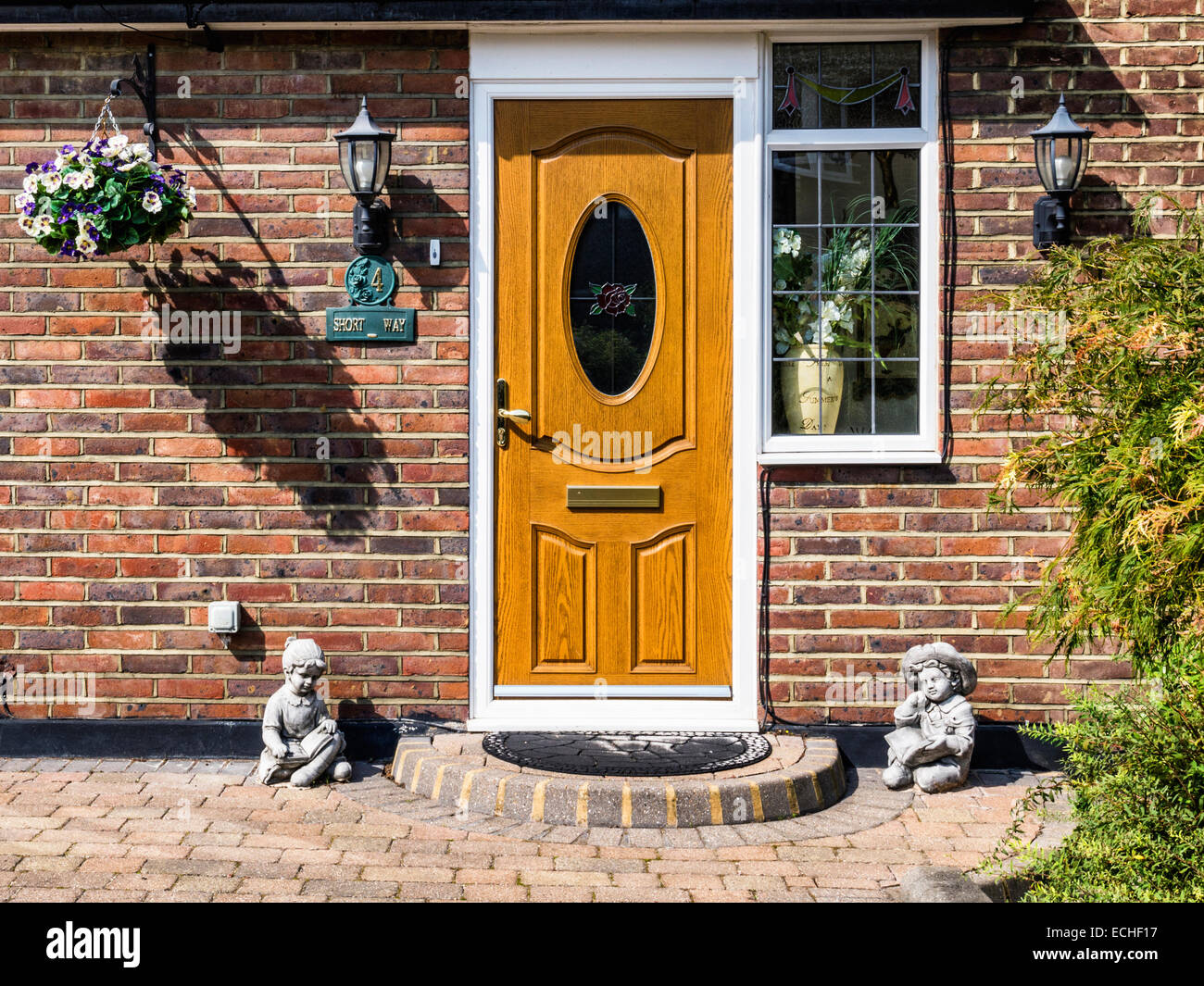 Whitton, Twickenham suburban casa di mattoni esterno con ornamenti in pietra, cesto fiorito e lampade - Maggiore sobborgo di Londra, Regno Unito Foto Stock