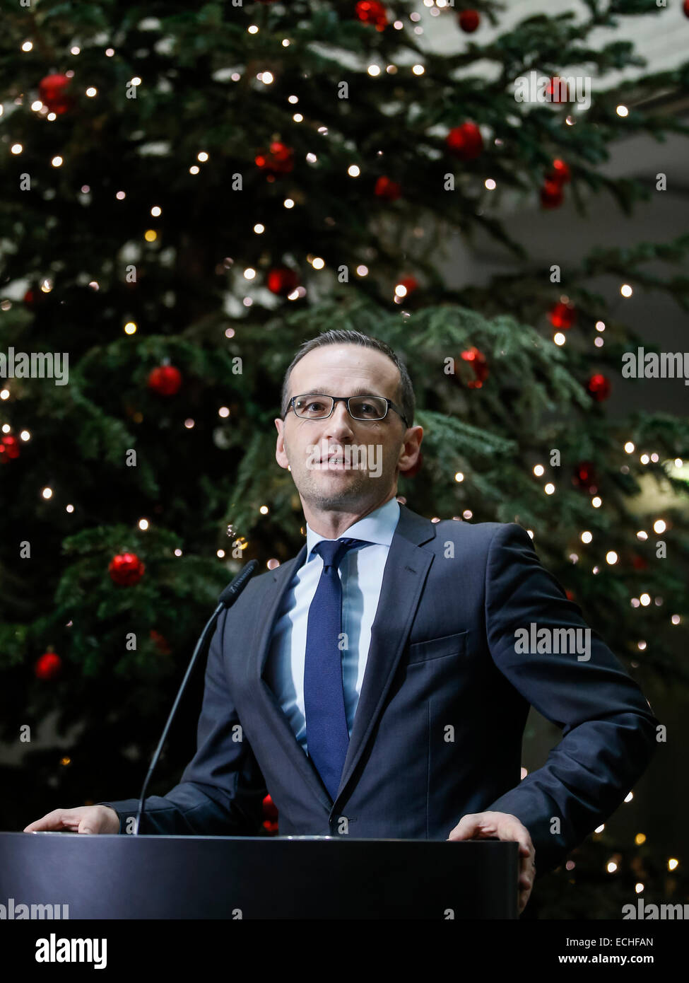 Berlino, Germania. Il 15 dicembre, 2014. La consegna della pace luce al Ministro della giustizia Heiko Maas dall'anello tedesco i ragazzi e le ragazze scout federazioni e. V. Da Betlehem sotto il motto " La pace sia con voi - Shalom - Salam' realizzate presso il Ministero federale della Giustizia sul dicembre 15, 2014, a Berlino, Germania. / Immagine: Heiko Maas (SPD), Ministro tedesco della giustizia. Credito: Reynaldo Chaib Paganelli/Alamy Live News Foto Stock