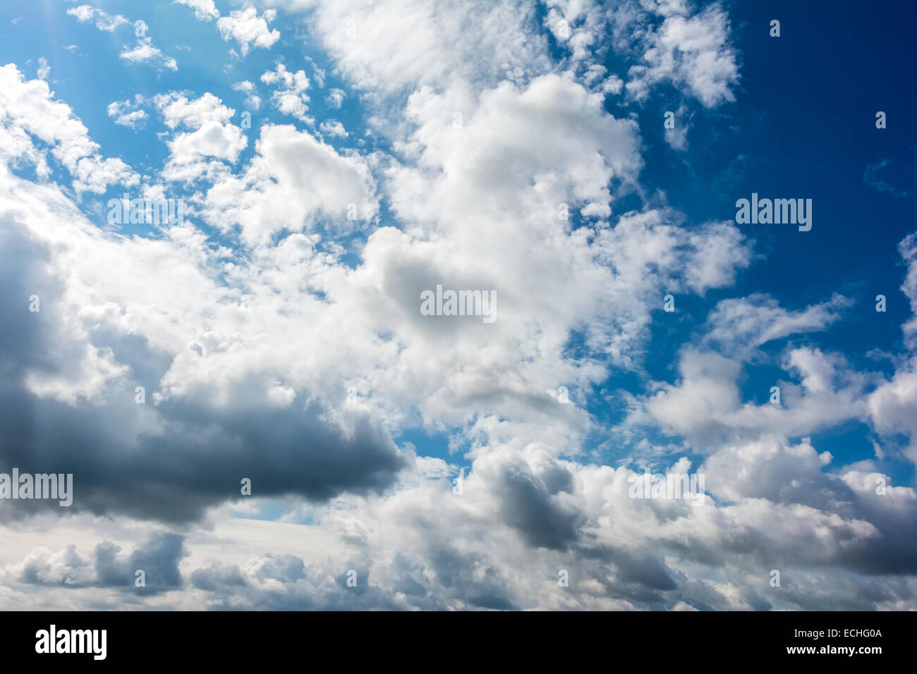 Cielo di estate blu con sole e nuvole Foto Stock