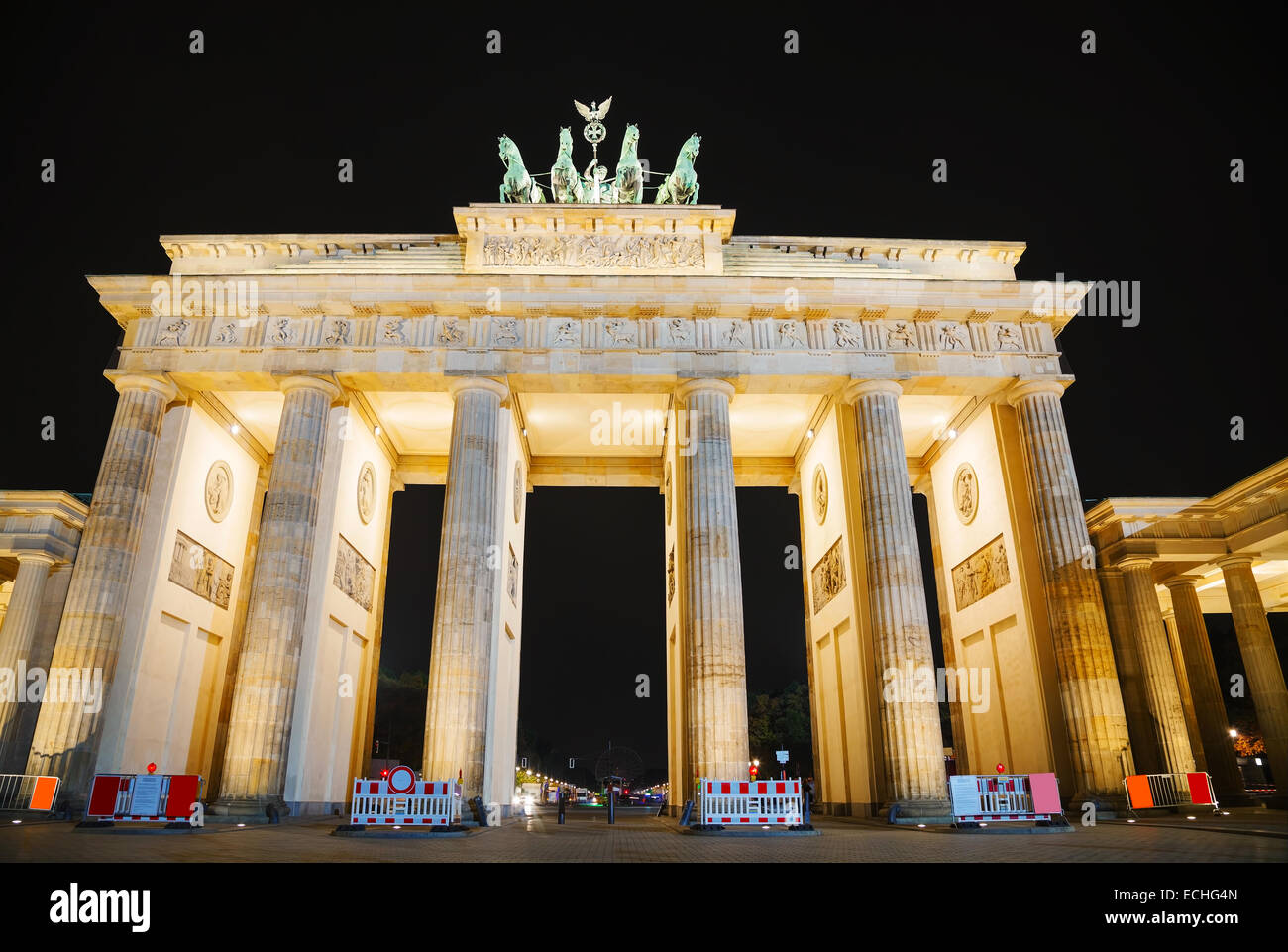 La porta di Brandeburgo (Brandenburger Tor) di Berlino in Germania di notte Foto Stock