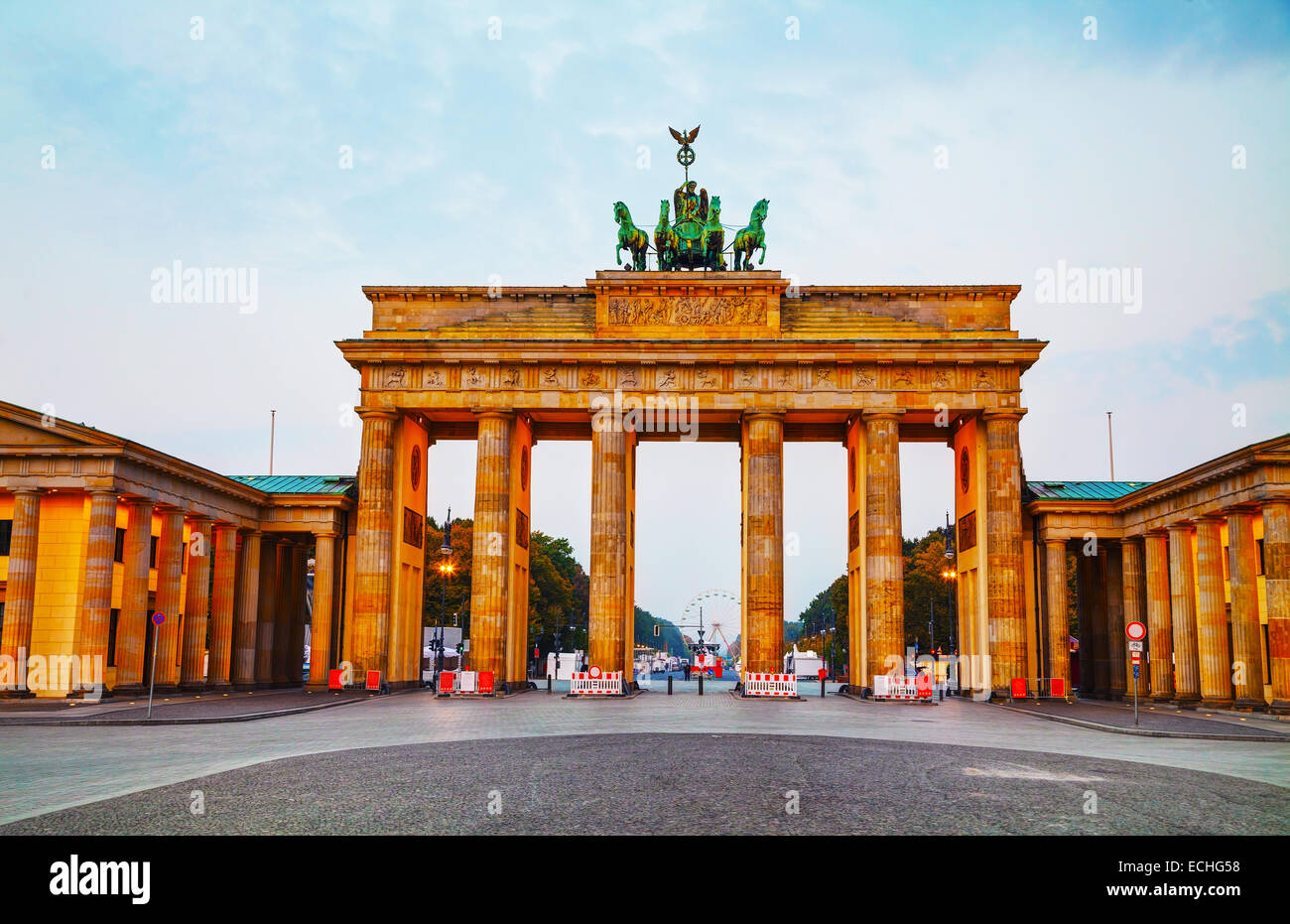 La porta di Brandeburgo (Brandenburger Tor) di Berlino in Germania presso sunrise Foto Stock