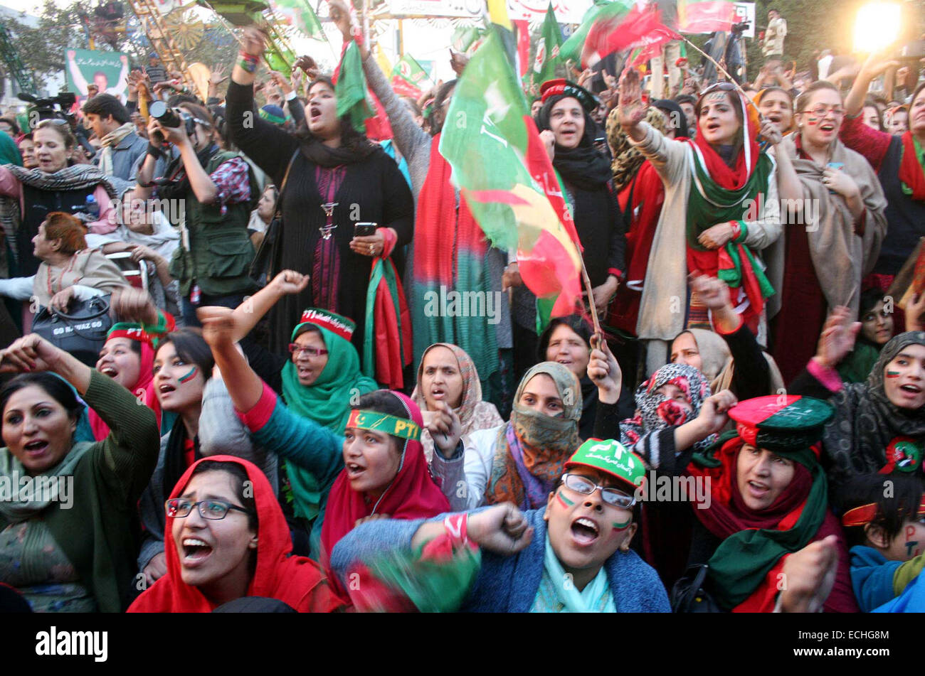 I sostenitori di Tehrik-e-Insaf (PTI) chant slogan contro il partito della Lega Musulmana Nawaz (PML-N) durante una manifestazione di protesta rally circondano il convoglio di Imran Khan a Lahore Lunedì, 15 dicembre 2014. Il Pakistan Tehreek-e-Insaf (PTI) sta organizzando manifestazioni di protesta in diverse parti di Lahore oggi sotto il piano-C prescritto dal partito Imran Khan e chiedono al governo di effettuare un'indagine sui presunti brogli nel maggio 2013 le elezioni generali. Foto Stock