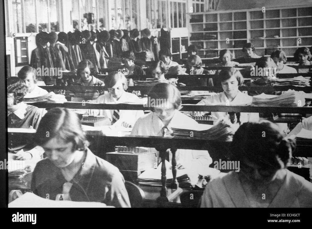 GWR il museo dei treni a vapore Swindon, Inghilterra, Regno Unito le donne che lavorano in ufficio Foto Stock