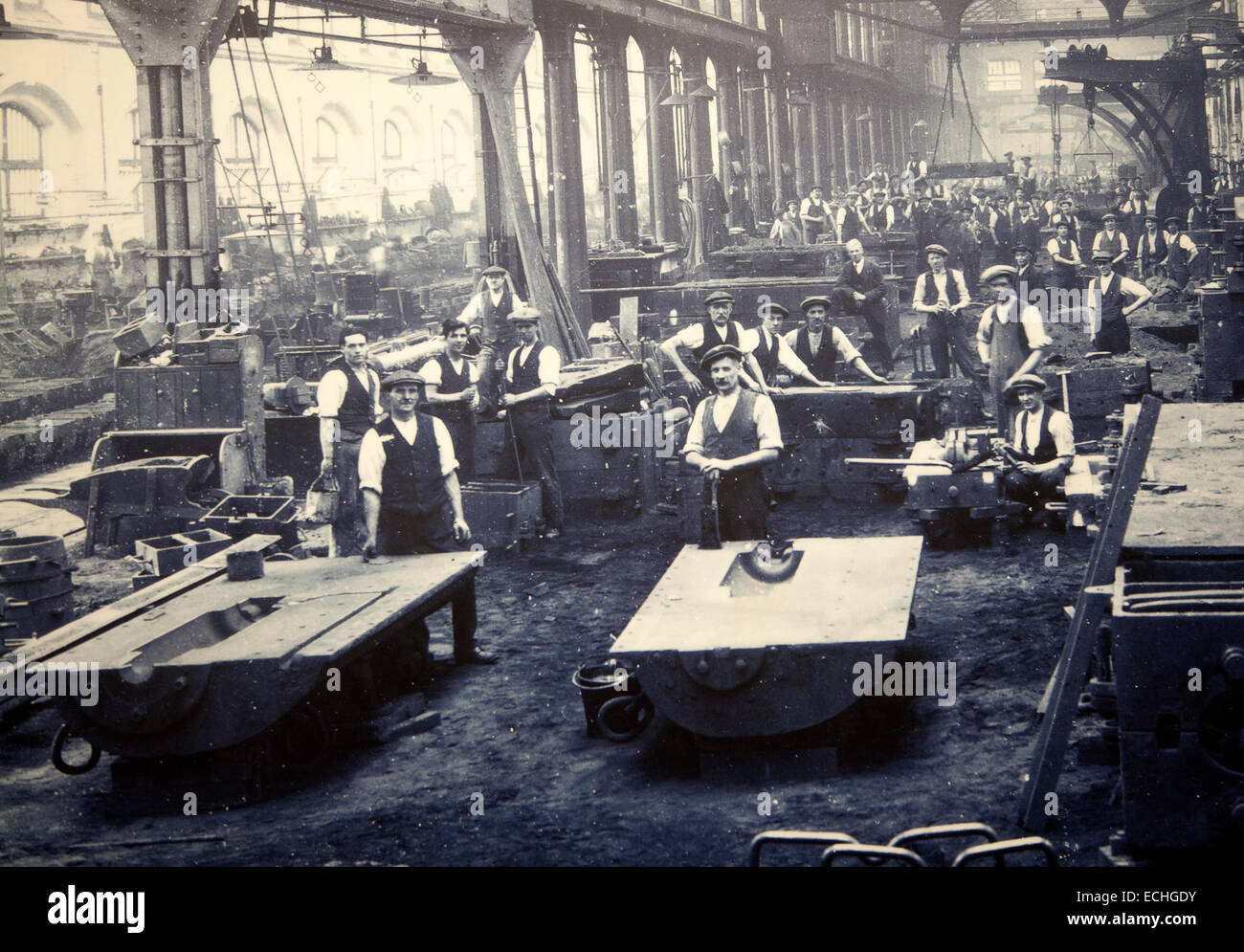 GWR il museo dei treni a vapore Swindon, Inghilterra, Regno Unito uomini al lavoro in officina Foto Stock