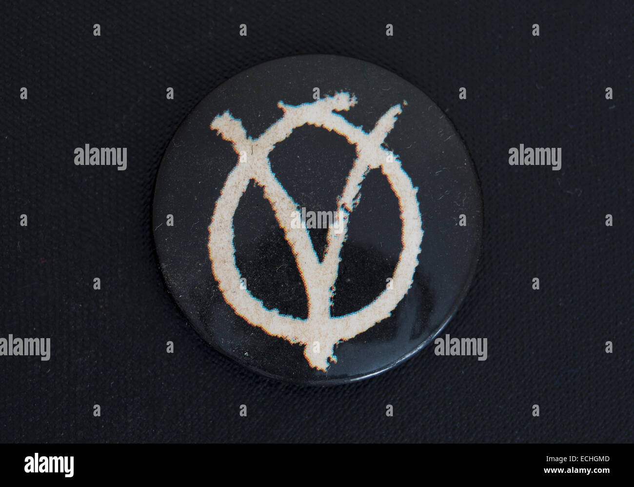 Badge da bavero con v per vendetta simbolo dall'omonimo romanzo grafico di Alan Moore e associata con attivismo politico Foto Stock