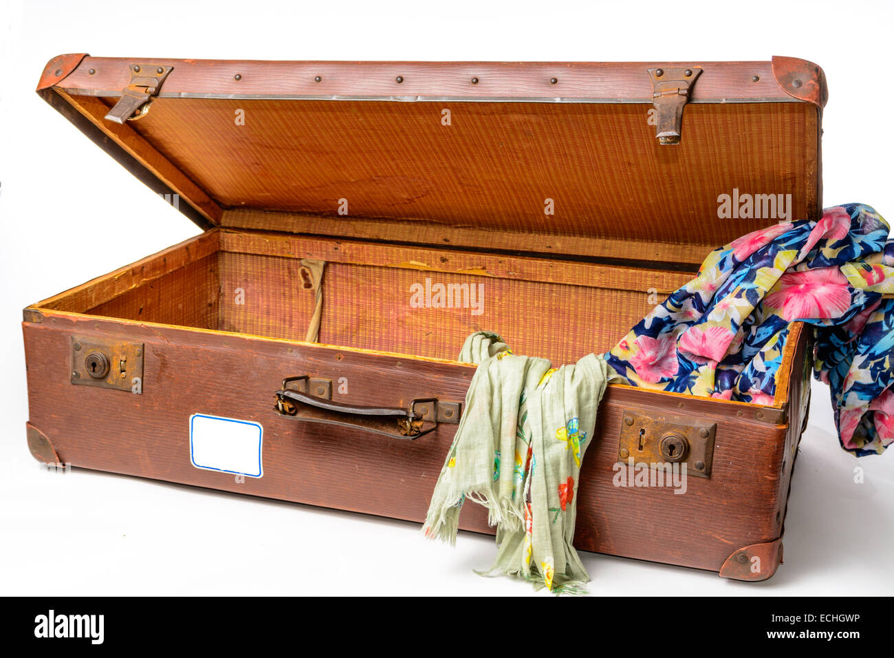 Aprire la valigia vintage con etichetta su sfondo bianco Foto stock - Alamy