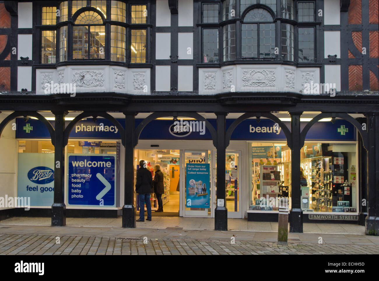 Facciata ornata di scarponi la Farmacia nel centro della città di Lichfield, Staffordshire, Regno Unito Foto Stock