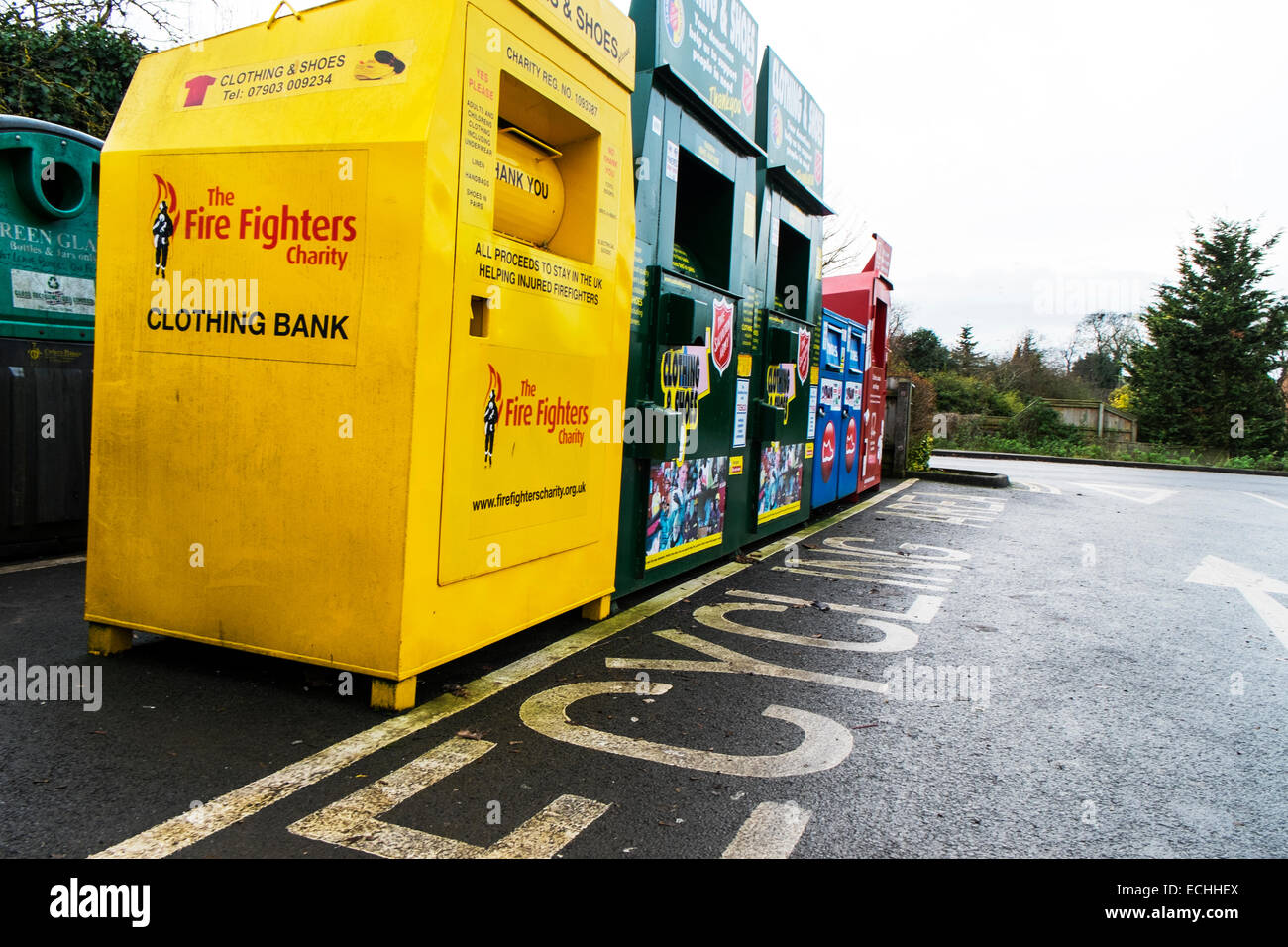 Area di riciclaggio carità raccolta scomparti di raccogliere lo smaltimento indesiderati scarpe abbigliamento British Heart Foundation Esercito della salvezza Foto Stock