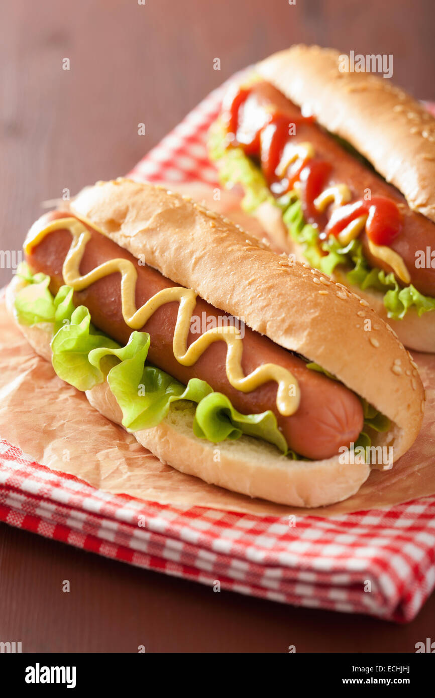 Hot Dog con ketchup e senape lattuga Foto Stock