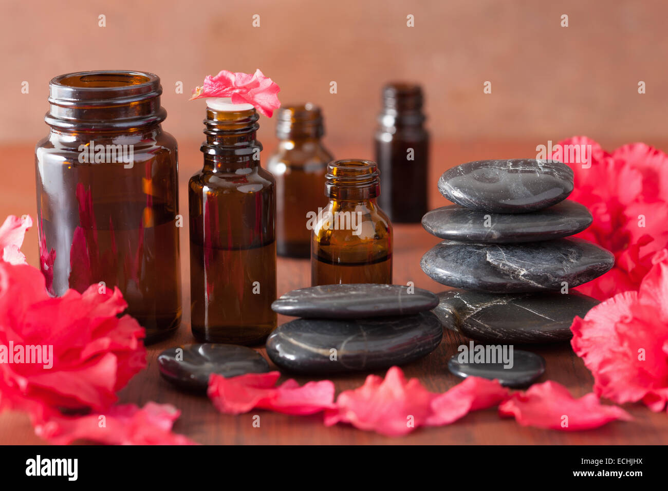 Olio essenziale di fiori di azalea nero pietre Massaggio Foto Stock