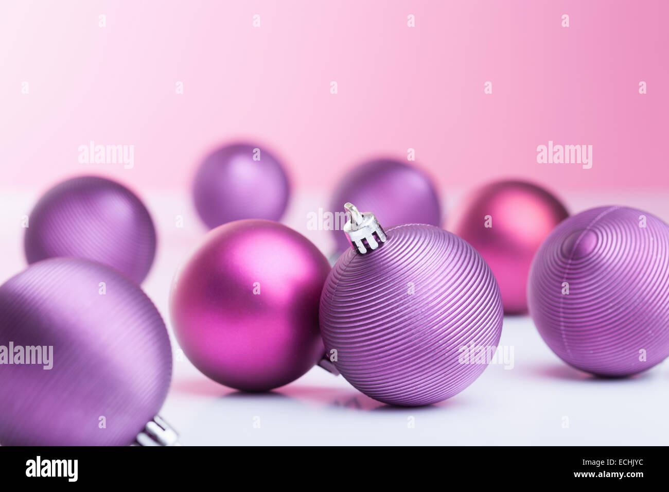 Viola le palle di natale decorazione invernale Foto Stock