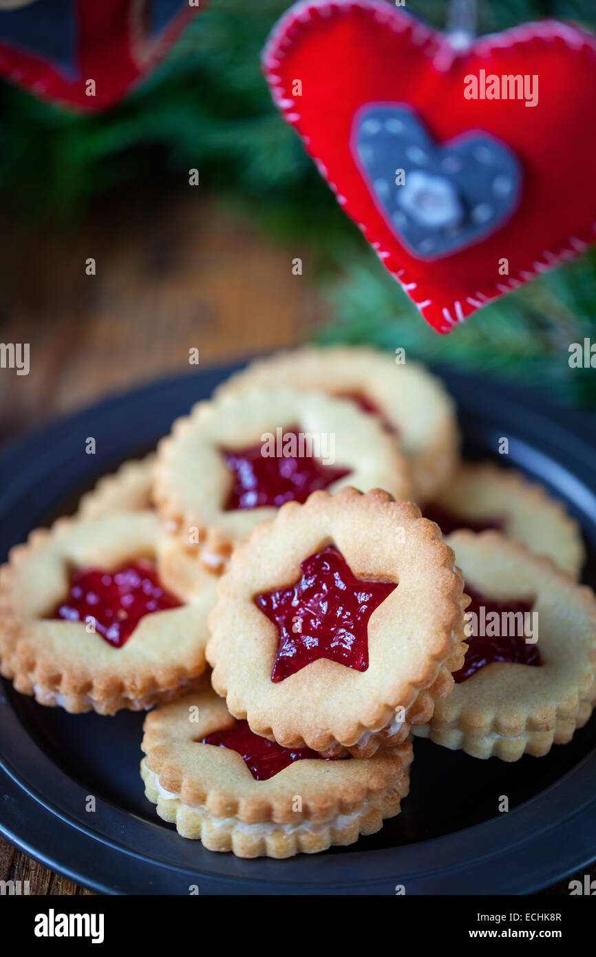 Ripieni di marmellata biscotti in impostazione di Natale Foto Stock