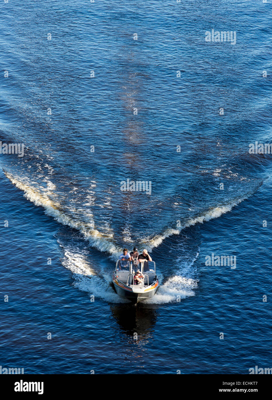 Ragazzi che guidano un motoscafo isolato / skiff , Finlandia Foto Stock