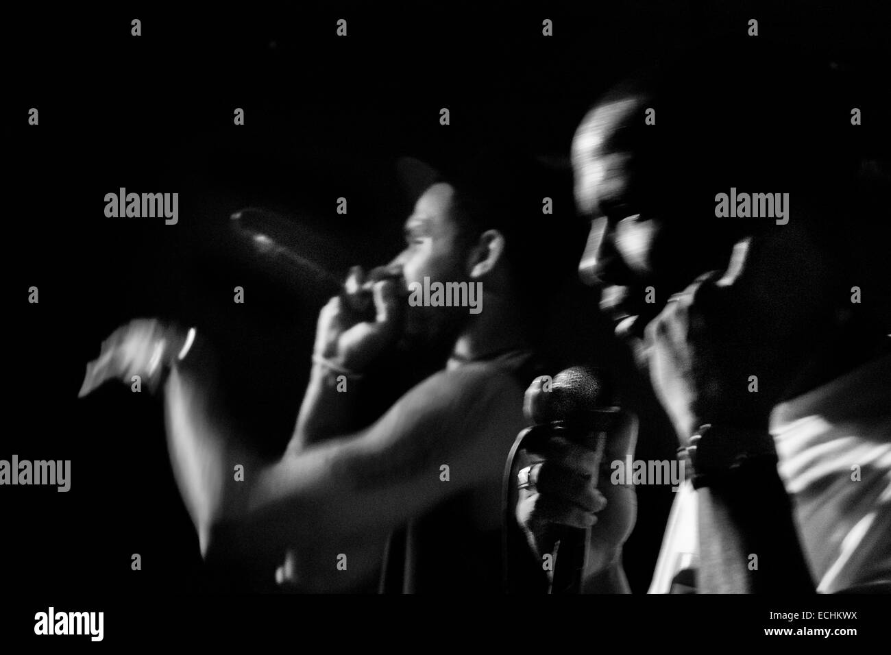 I membri di los aldeanos, un sotterraneo rap cubano music group, eseguire durante un concerto privato tenutosi a Nuevo Vedado, Havana, Cuba. Foto Stock