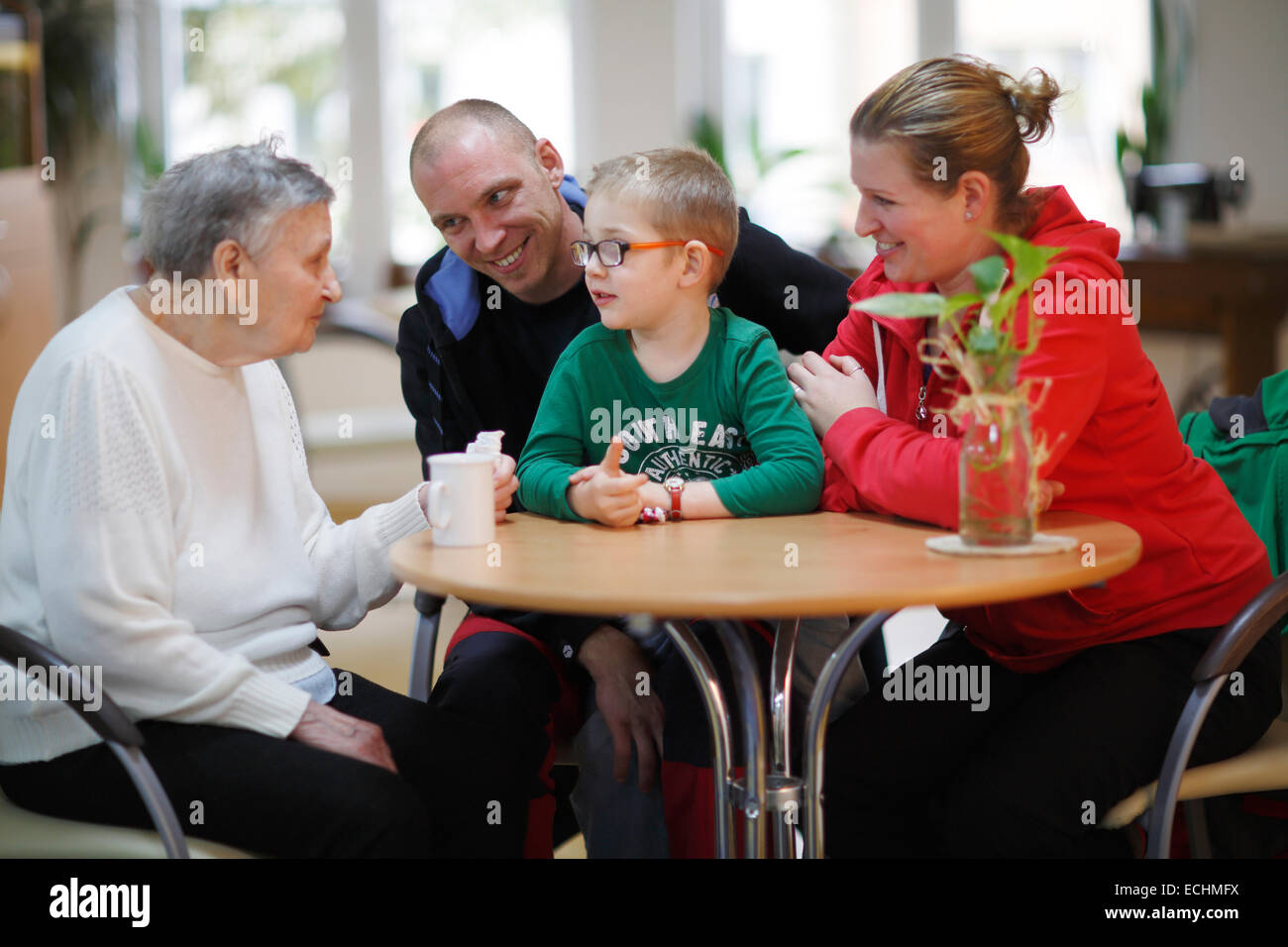 Donna di 83 anni, la casa di cura, visitare una famiglia, la nipote della famiglia, pronipote (4 anni) Foto Stock