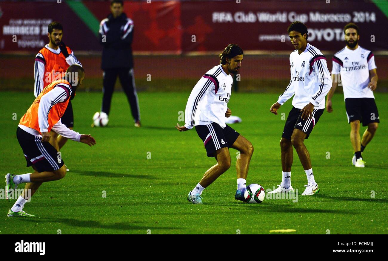 Rabat, Marocco. 15 dic 2014. Real Madrid centrocampo, KHEDIRA (C) durante la sessione di formazione a COMPLEX SPORTIF Moulay Hassan a Rabat. Credito: Marcio Machado/ZUMA filo/Alamy Live News Foto Stock