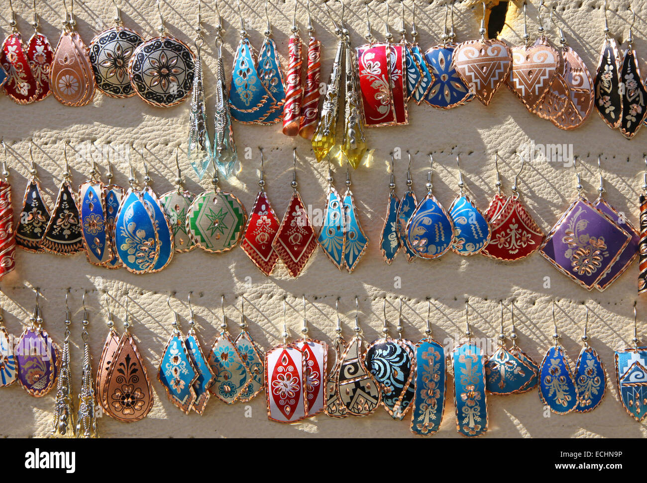 Colorata a mano in stile asiatico orecchini su un mercato in stallo ad Istanbul in Turchia Foto Stock