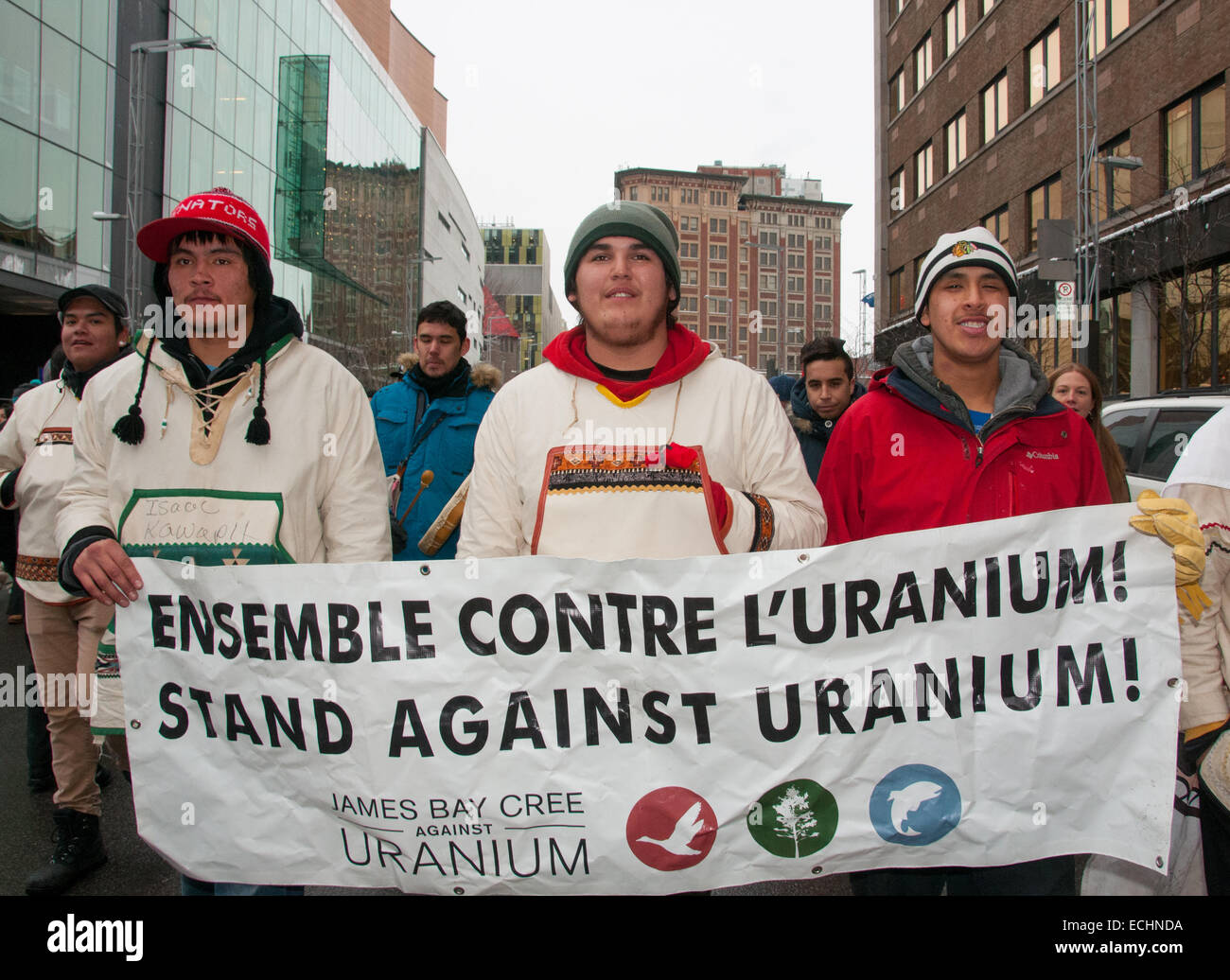 Montreal, Canada. 15 dic 2014. Nativo di camminatori Cree contro lo sviluppo di uranio nella loro regione di arrivare alla città di Montreal dopo un 850 km a piedi in frigida temperature invernali. Il gruppo sinistra Cree comunità di Mistissini situato in James-Bay il 23 novembre 2014. Con questo marzo Cree giovani sono determinato a dimostrare che essi sono contrari a qualsiasi sviluppo di uranio sulla loro vasta terra di 350 000km Credito: Megapress/Alamy Live News Foto Stock