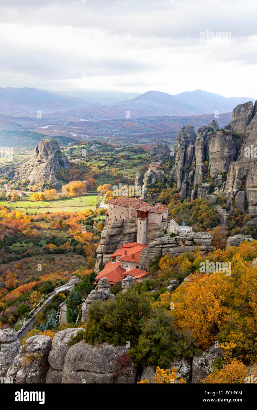 Rocce di Meteora e monasteri nella regione di Trikala, Grecia Foto Stock