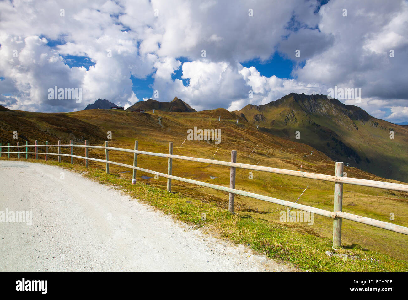 Svuotare piste da sci nelle Alpi tirolesi in autunno, Austria Foto Stock